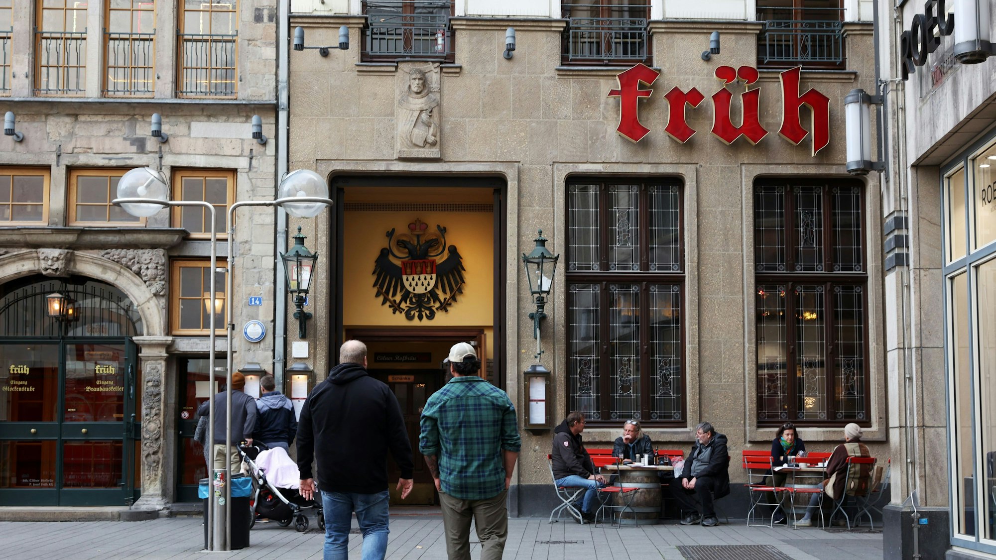 Das Brauhaus Früh am Dom von außen mit Tischen vor der Tür.