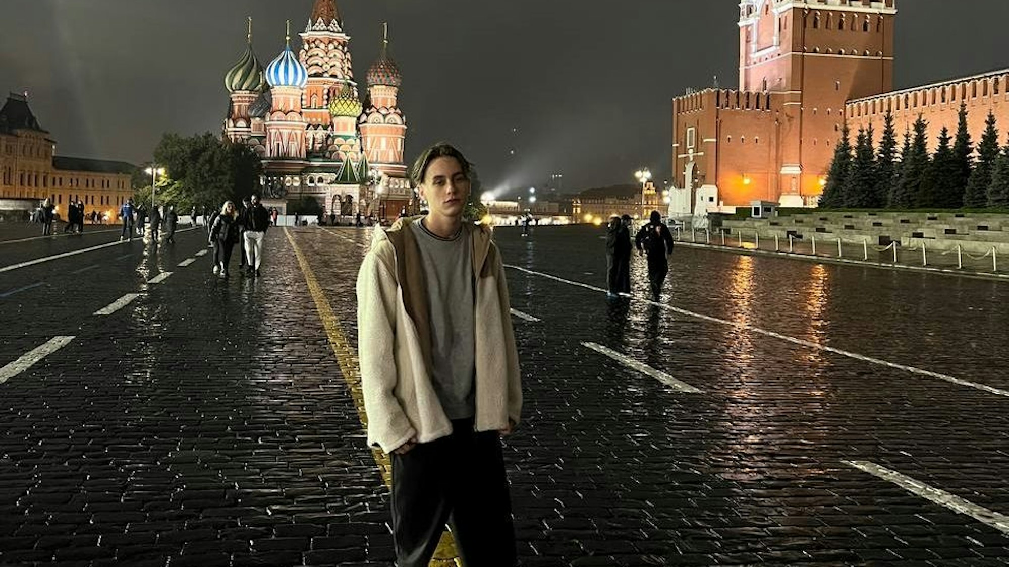 Ein Junge steht auf dem Roten Platz in Moskau