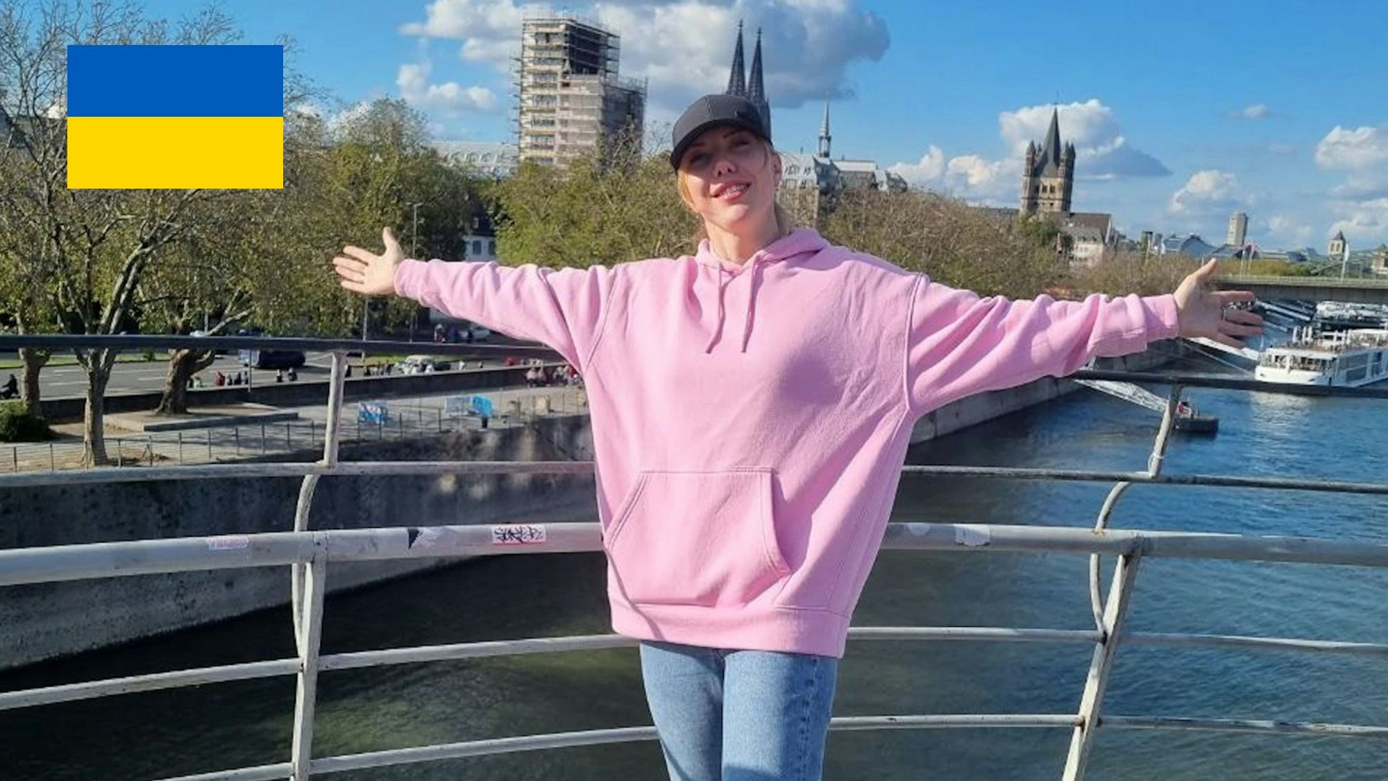 Eine Frau steht vor dem Kölner Dom