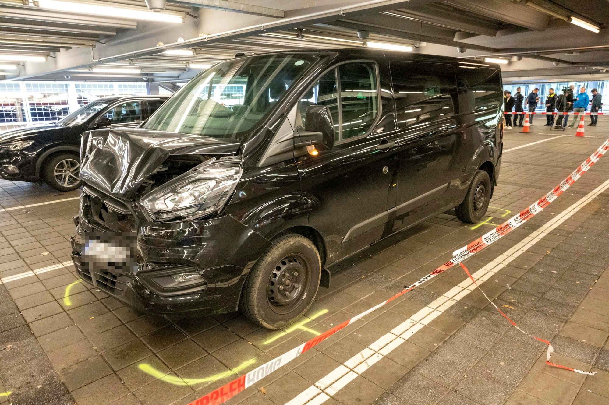 Ein zerbeulter schwarzer Bulli