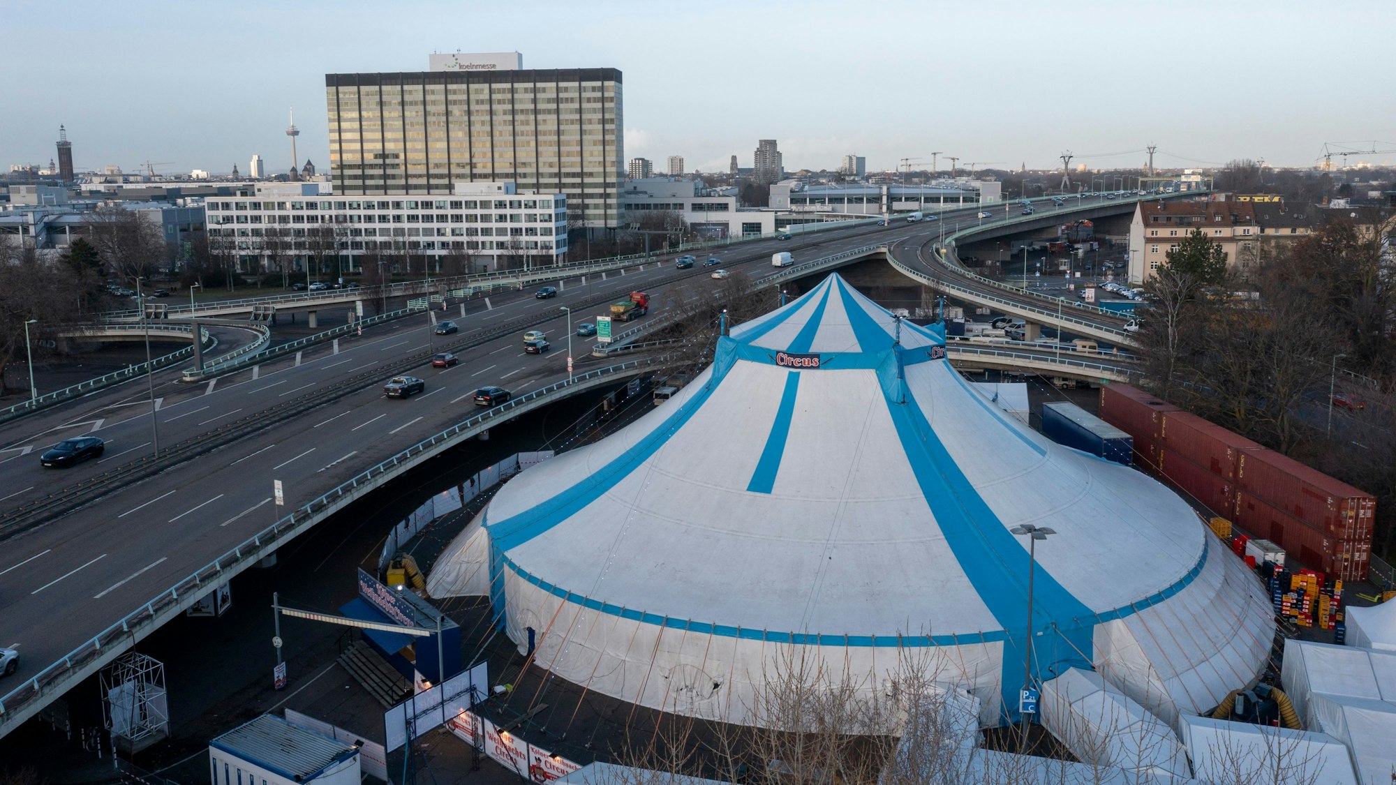 Das Zelt des Weihnachtscircus steht auf einem Parkplatz der Koelnmesse direkt an der Zoobrücke.