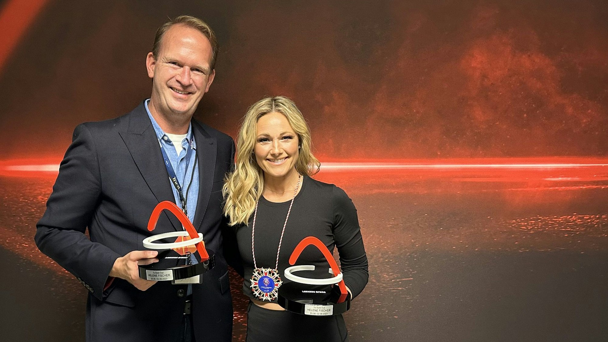 Lanxess Arena Geschäftsführer Stefan Löcher überreicht Helene Fischer den Sold Out Award.