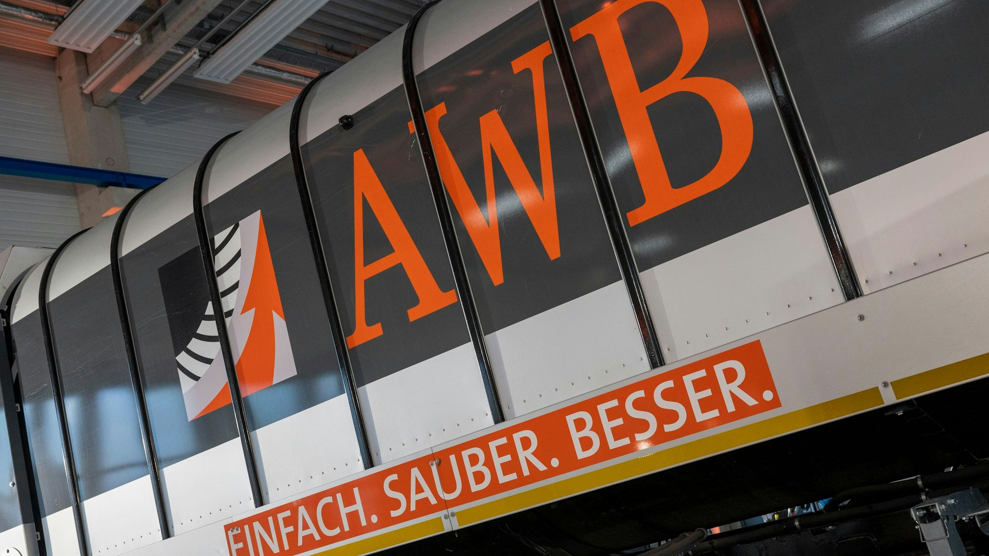 Zu sehen ist ein Müllfahrzeug der AWB in der Seitenansicht.