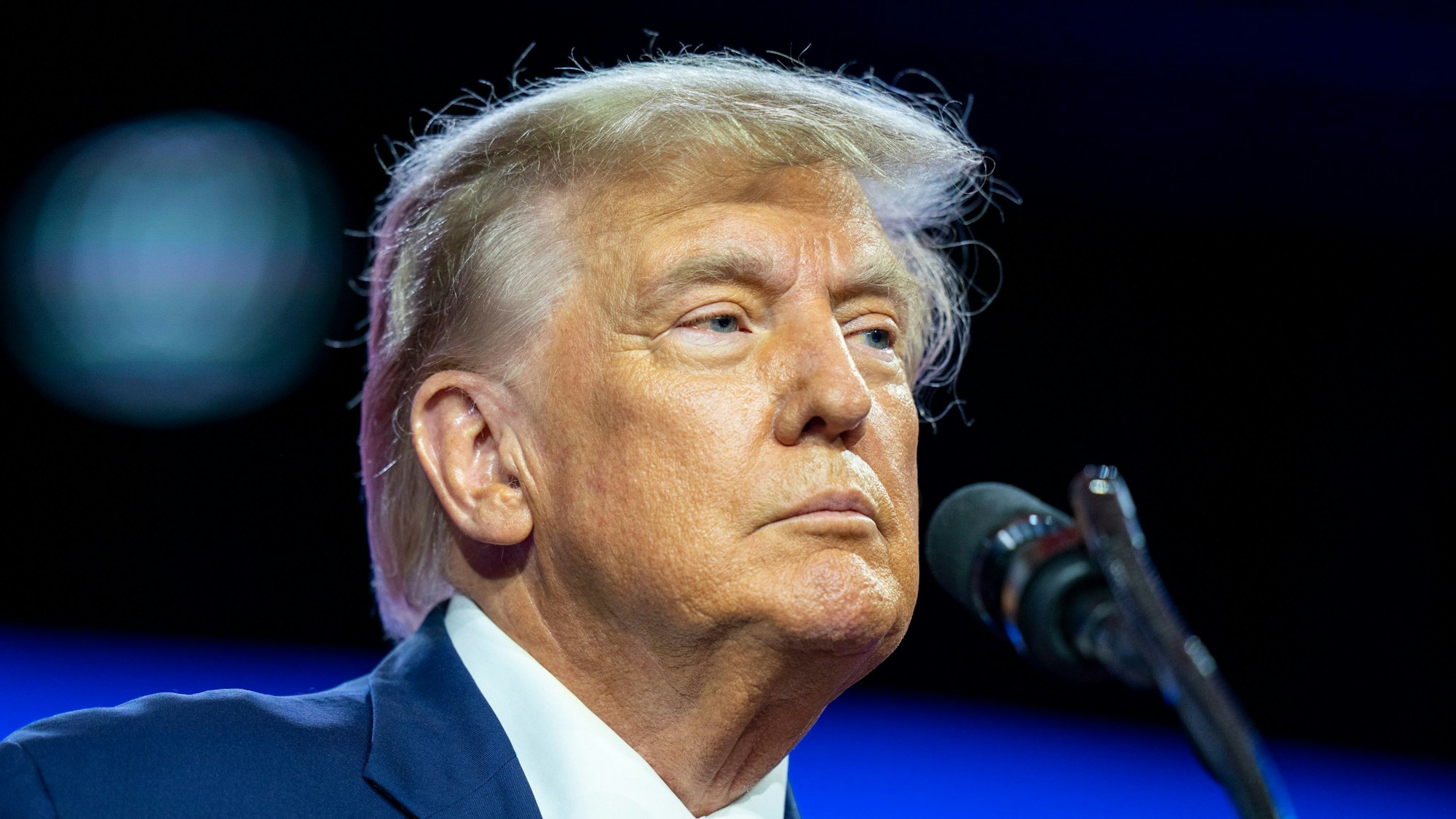 Donald Trump behauptet, Ähnlichkeit mit Elvis Presley zu haben.