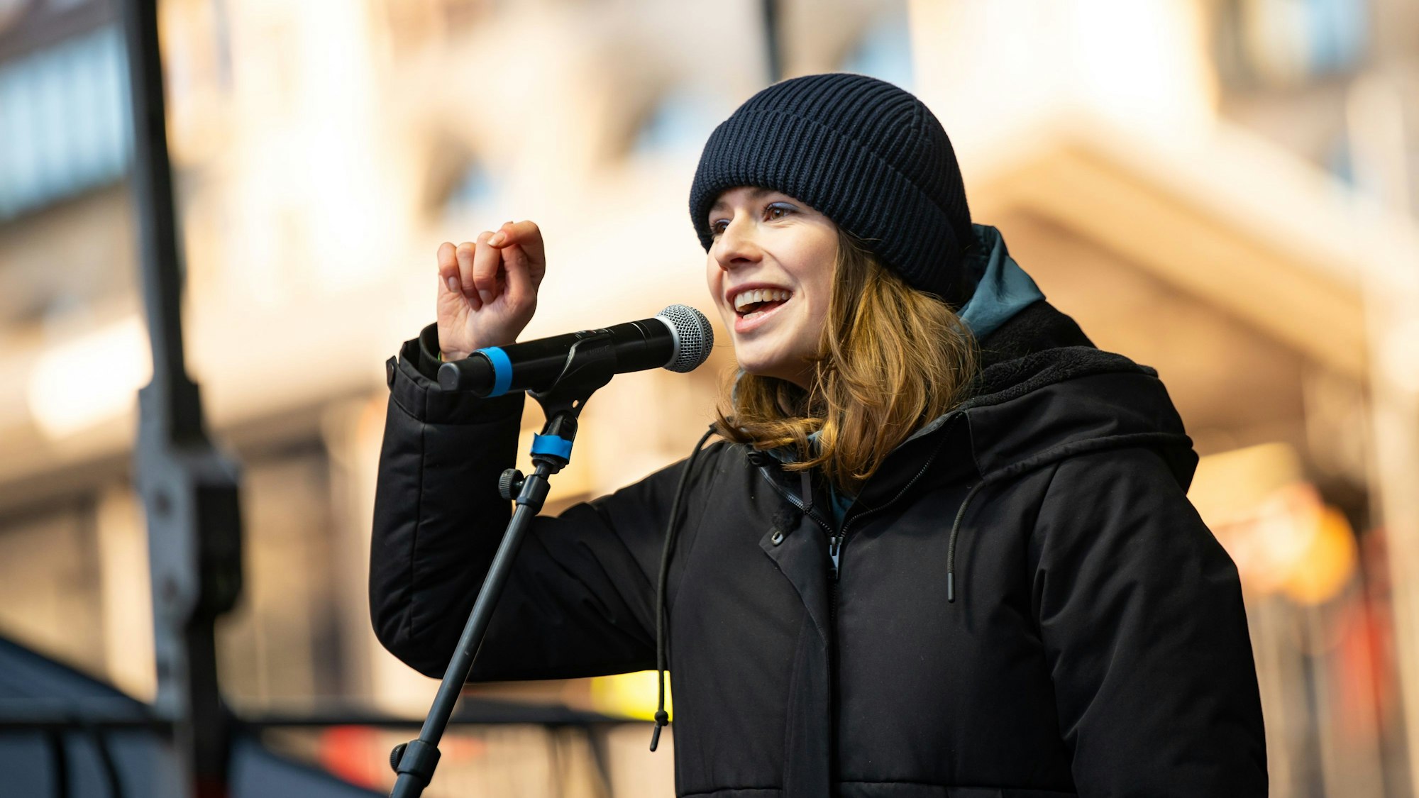 Luisa Neubauer spricht zu Beginn einer Demonstration gegen Rechtsextremismus in Hamburg auf der Bühne. (Archivbild)