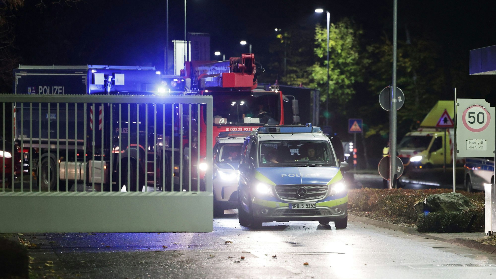 Einsatzkräfte der Polizei sicherten im Dezember 2023 die Probefahrt eines leeren Castor-Behälters.