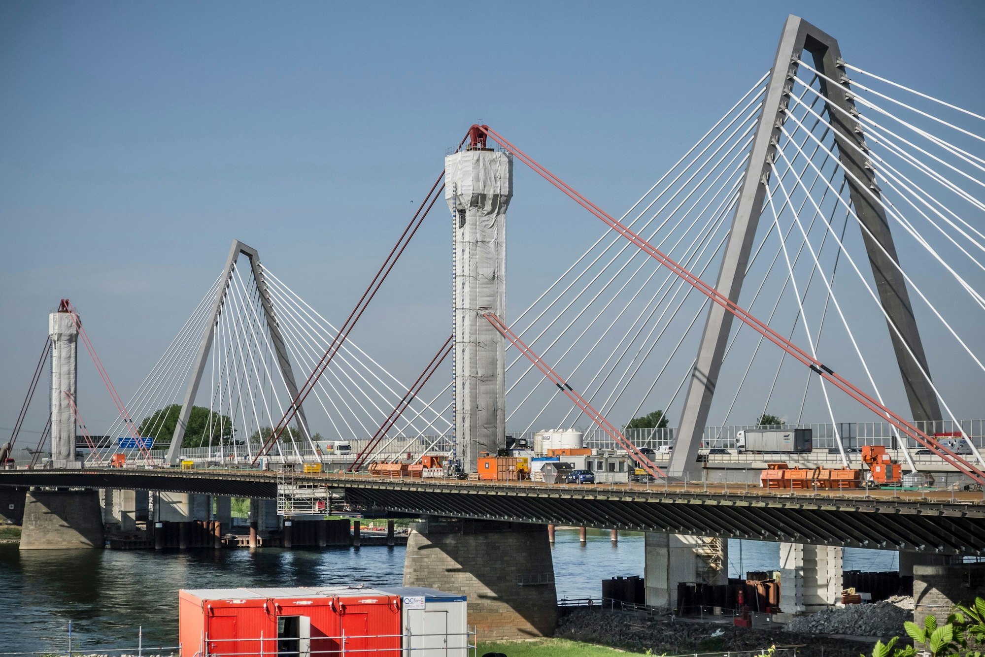 Alte (vorne) und neue Leverkusener Brücke. Foto: Ralf Krieger