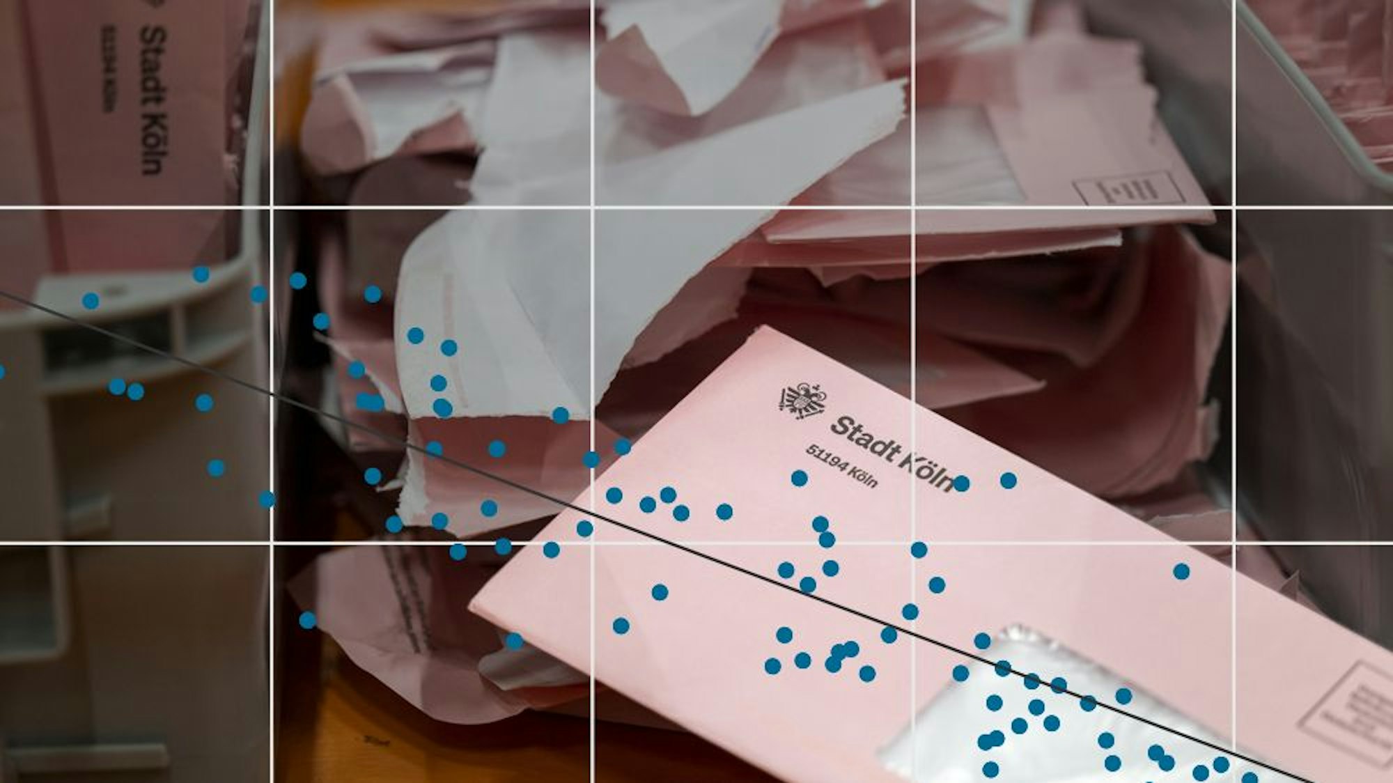 Die Bildkombo zeigt eine Regressionsanalyse zum Abschneiden der AfD und der jeweiligen Wahlbeteiligung in den Kölner Stadtvierteln bei der Europawahl 2024 über einem Bild von Wahlunterlagen.