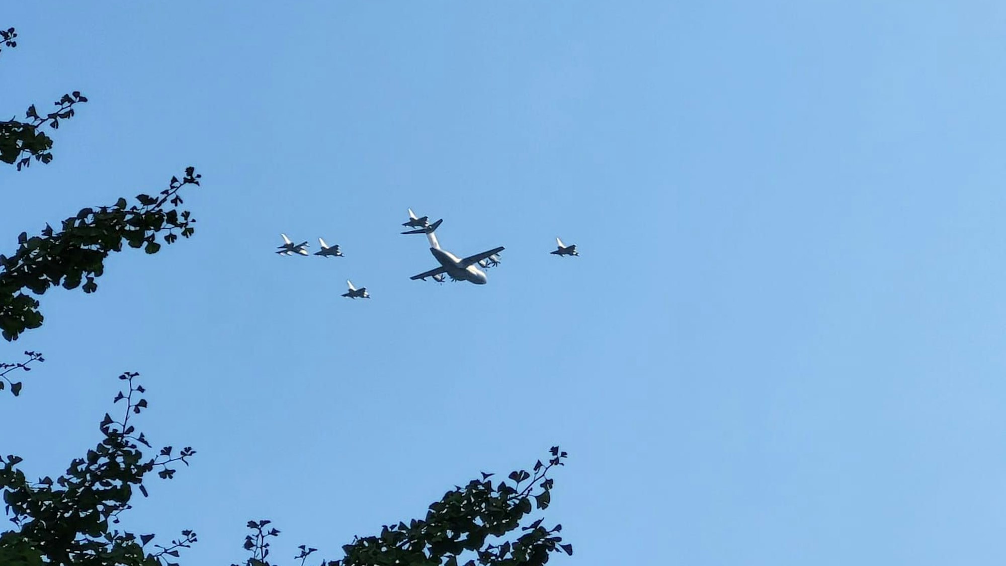 Auch hier sind die Kampfjets über Siegburg zu sehen.