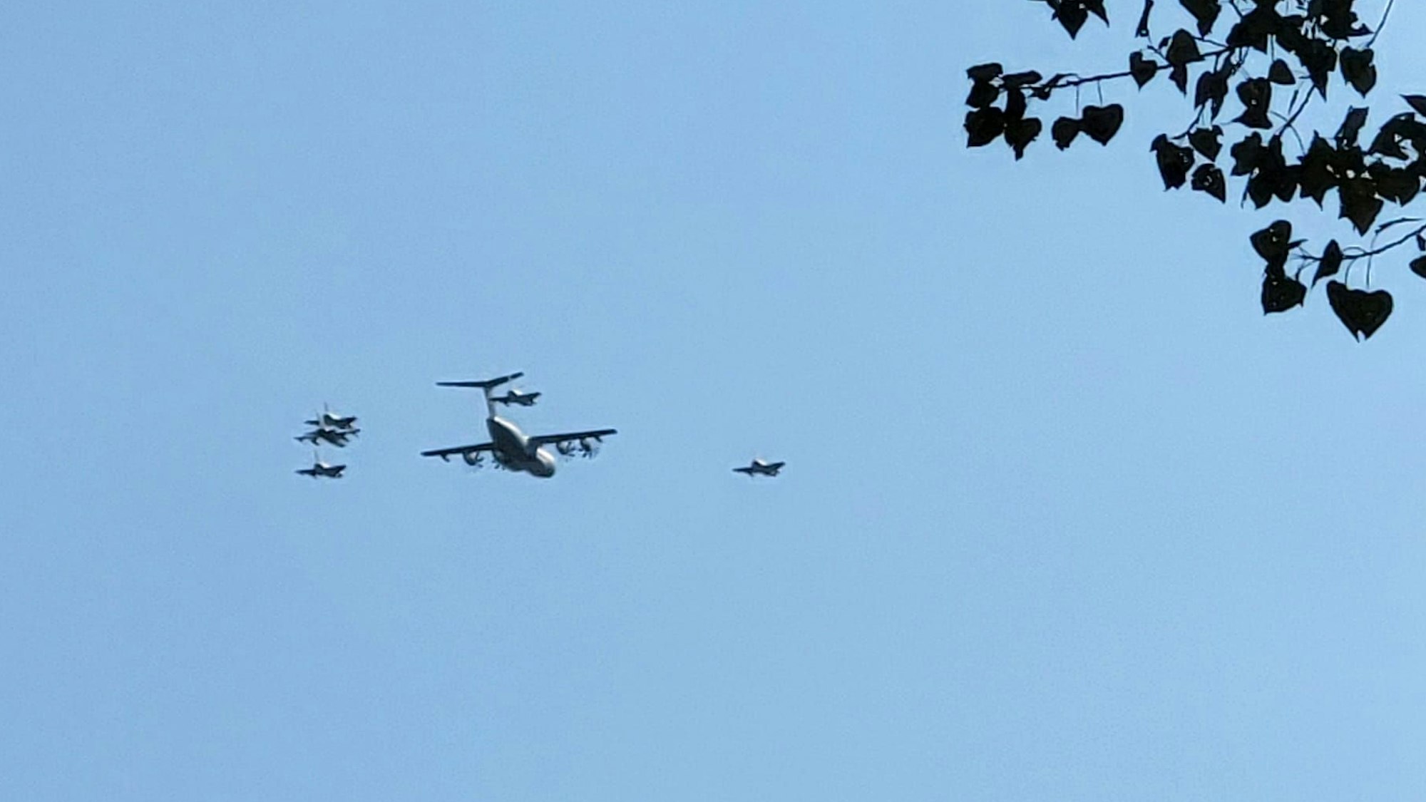 Kampfjets und eine große Militärmaschine am Dienstagmittag über Siegburg.