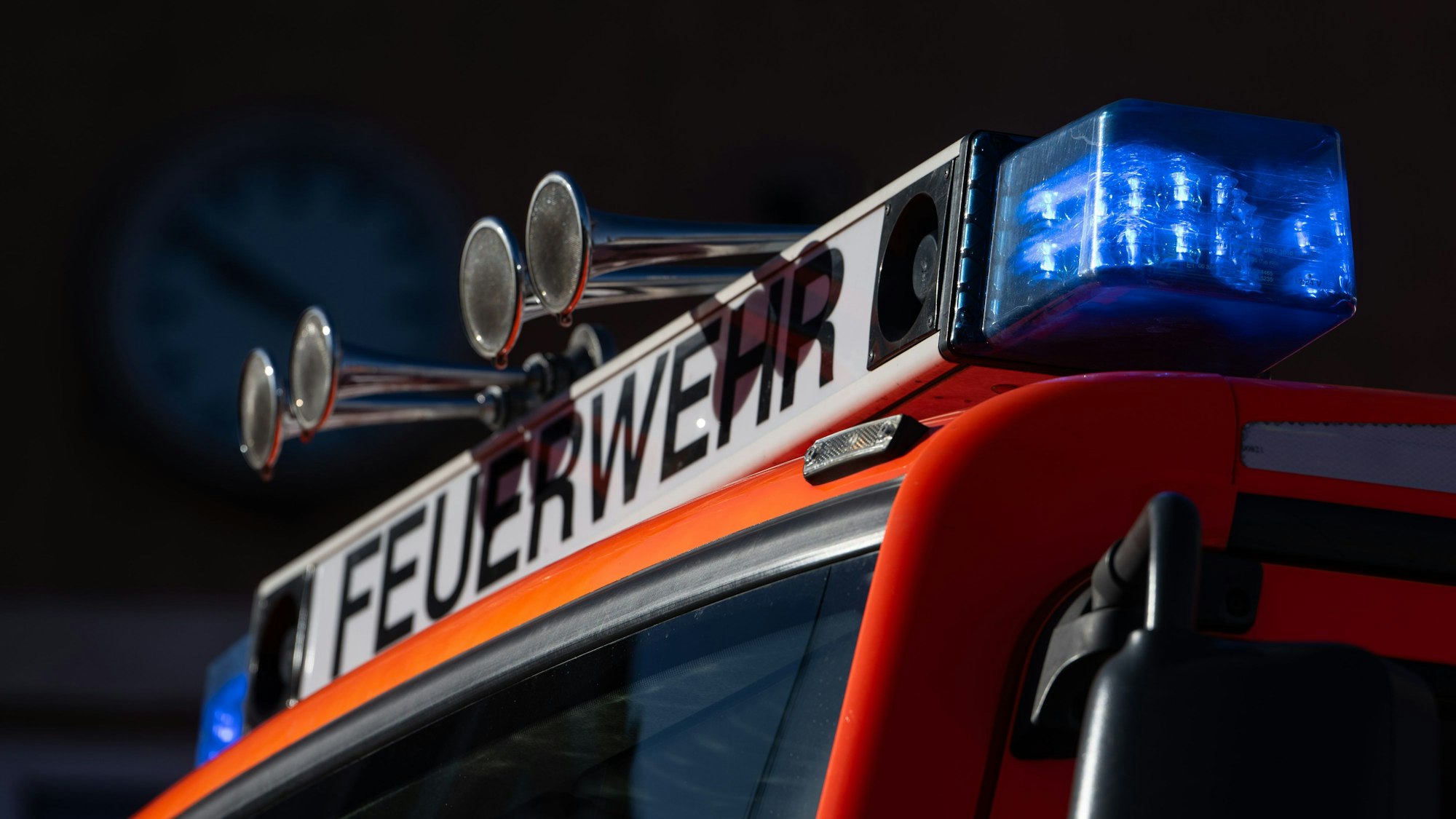 In Köln-Ostheim ist in der Nacht zu Mittwoch (12. September) ein Auto ausgebrannt (Symbolbild eines Feuerwehrwagens).