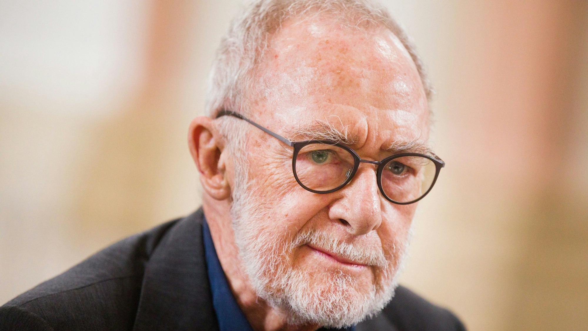 Der Künstler Gerhard Richter im Gespräch mit Journalisten.