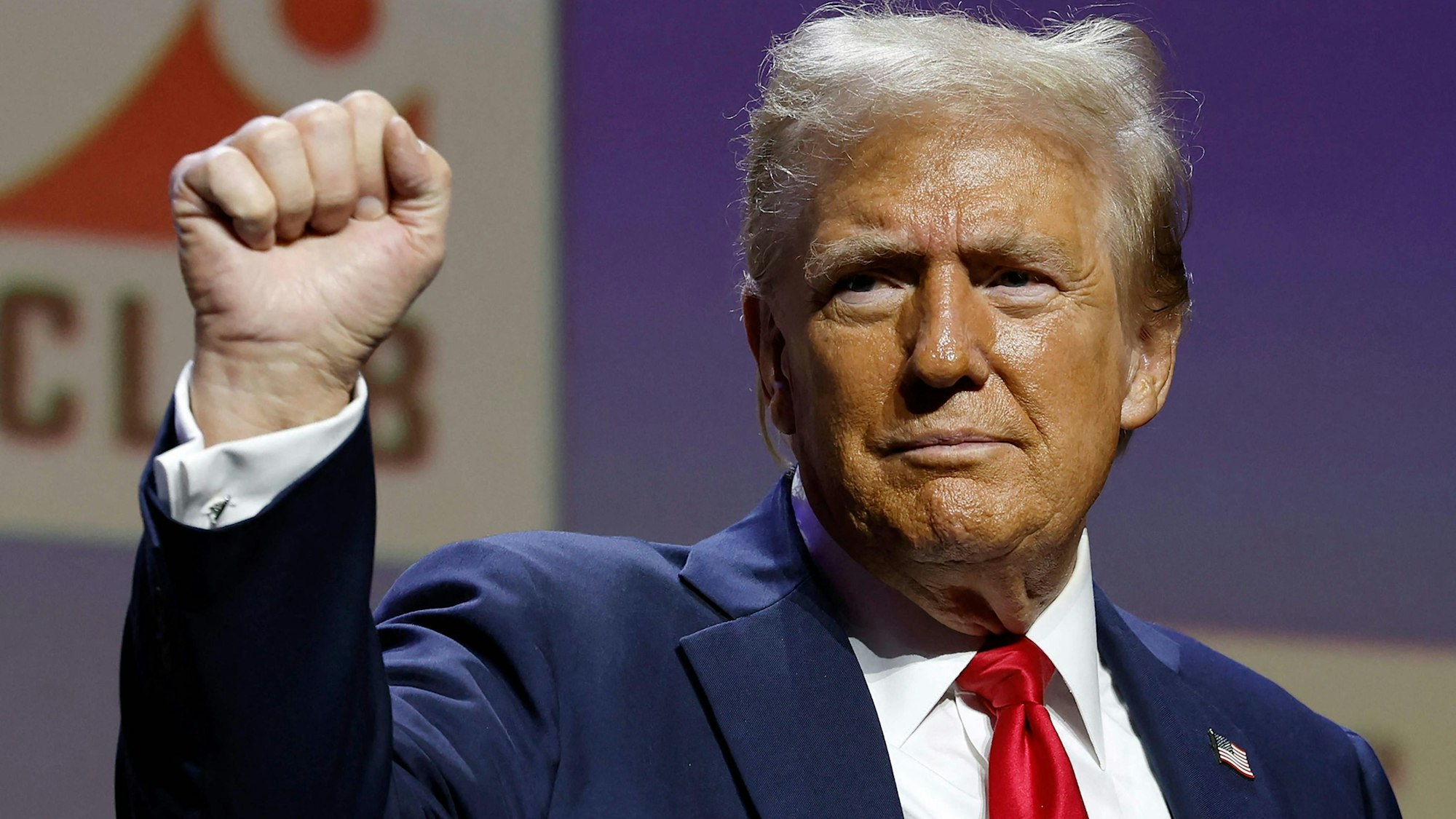 Donald Trump reckt bei einer Wahlkampfveranstaltung die Faust nach oben.