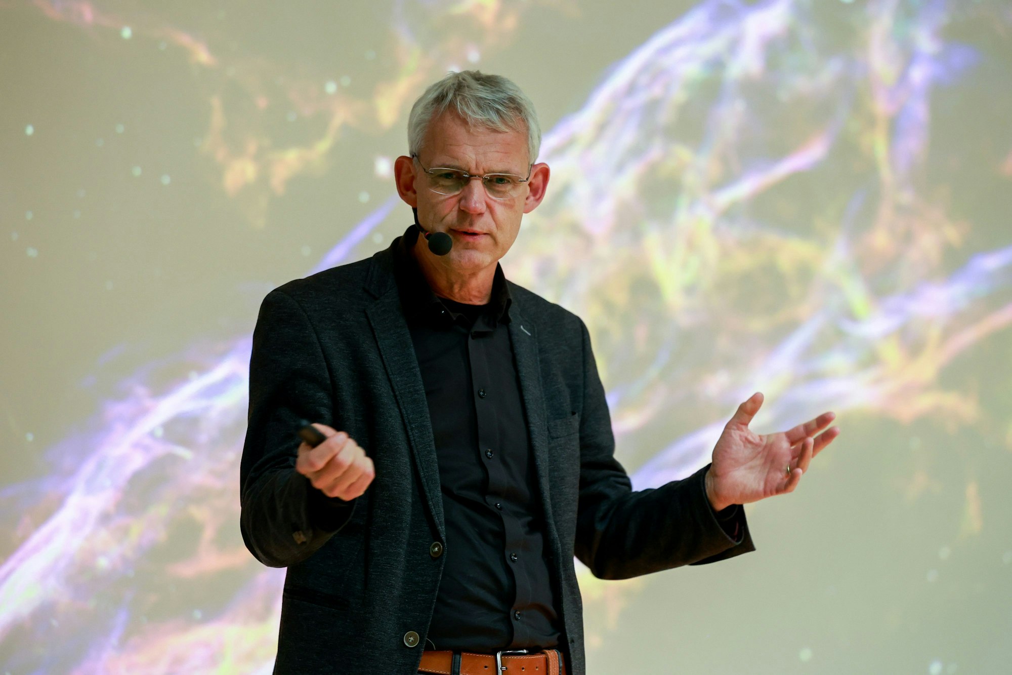 10.12.2024, Köln: Podiumsdiskussion "frank & frei". Ein Gespräch von Joachim Frank mit dem Astrophysiker und evangelischen Laienprediger Heino Falcke in der Karl-Rahner-Akademie.
Im Bild Heino Falcke.
copyright Michael Bause
