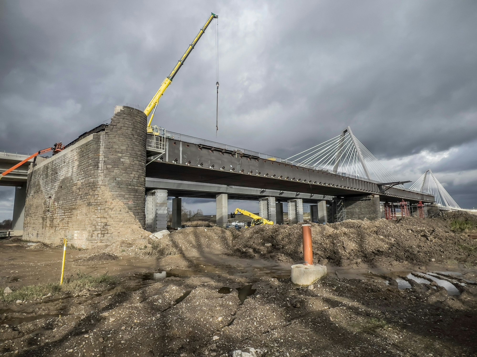 Das letzte Stück der alten Autobahnbrücke steht in Merkenich und wird gerade demontiert, A1-Brücke. Foto: Ralf Krieger