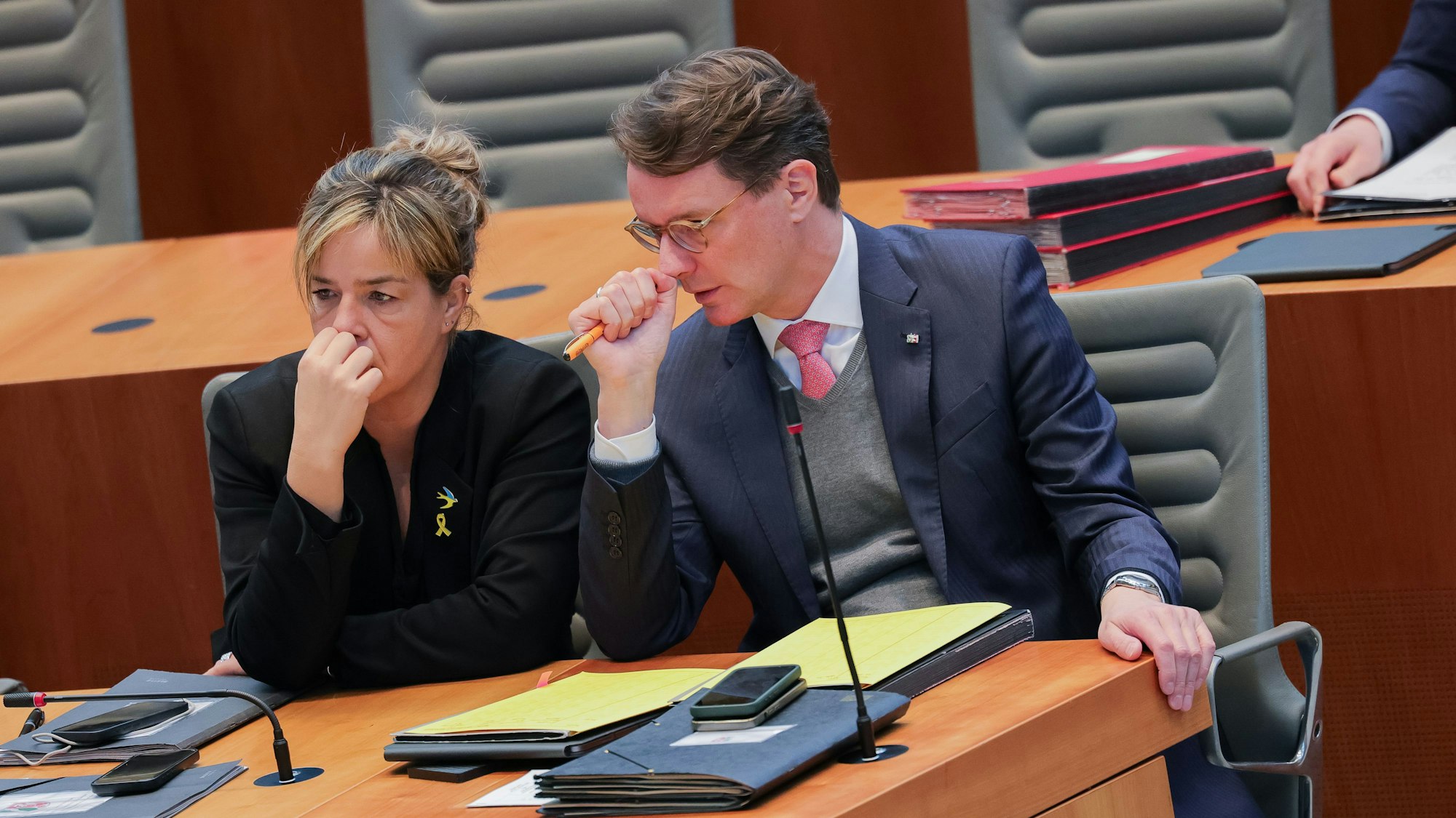 Das Foto zeigt Mona Neubaur (Bündnis 90/Die Grünen), Ministerin für Wirtschaft, Industrie, Klimaschutz und Energie von Nordrhein-Westfalen sowie stellvertretende Ministerpräsidentin, und Ministerbräsident Hendrik Wüst (CDU) Foto: Rolf Vennenbernd/dpa
