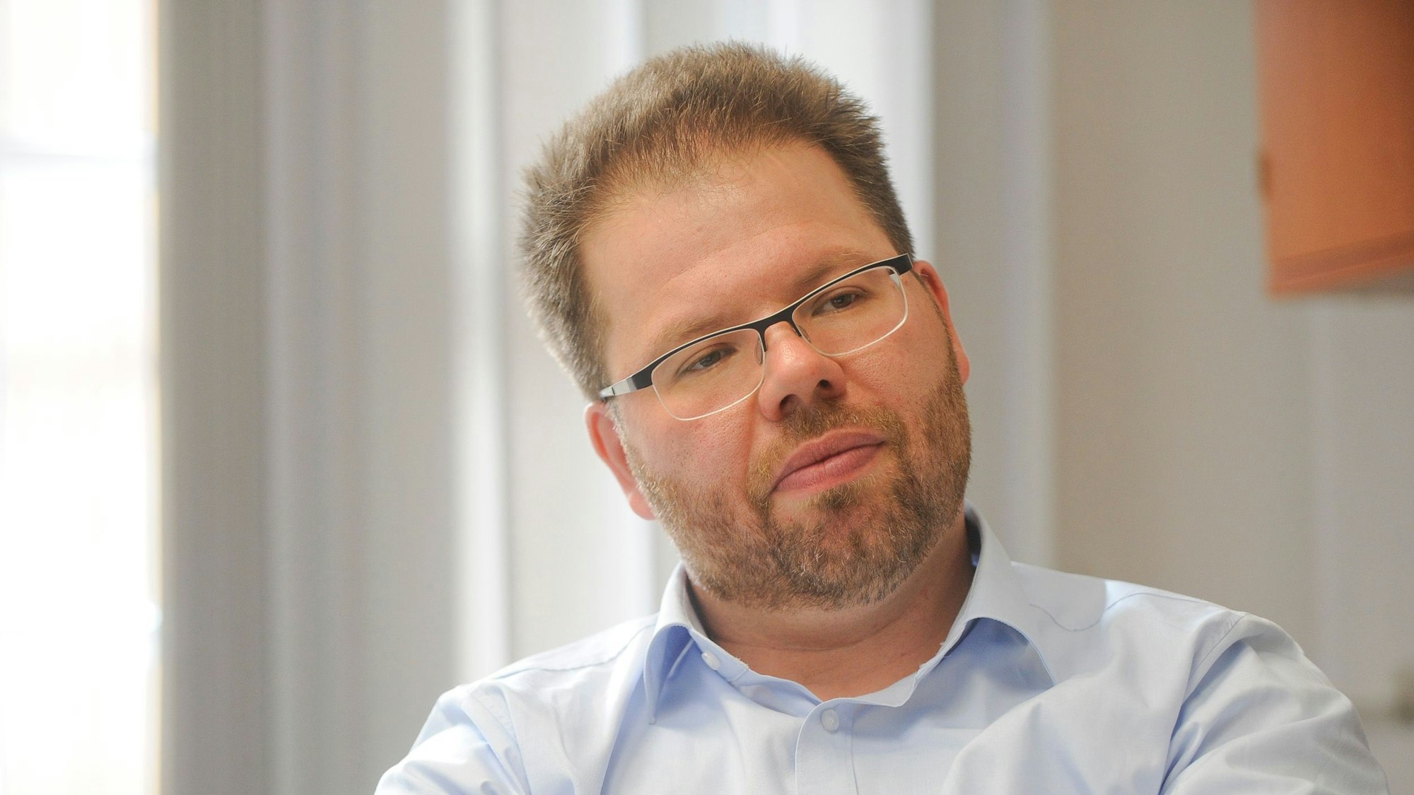 Achim Goerres ist in einer Gesprächssituation zu sehen.