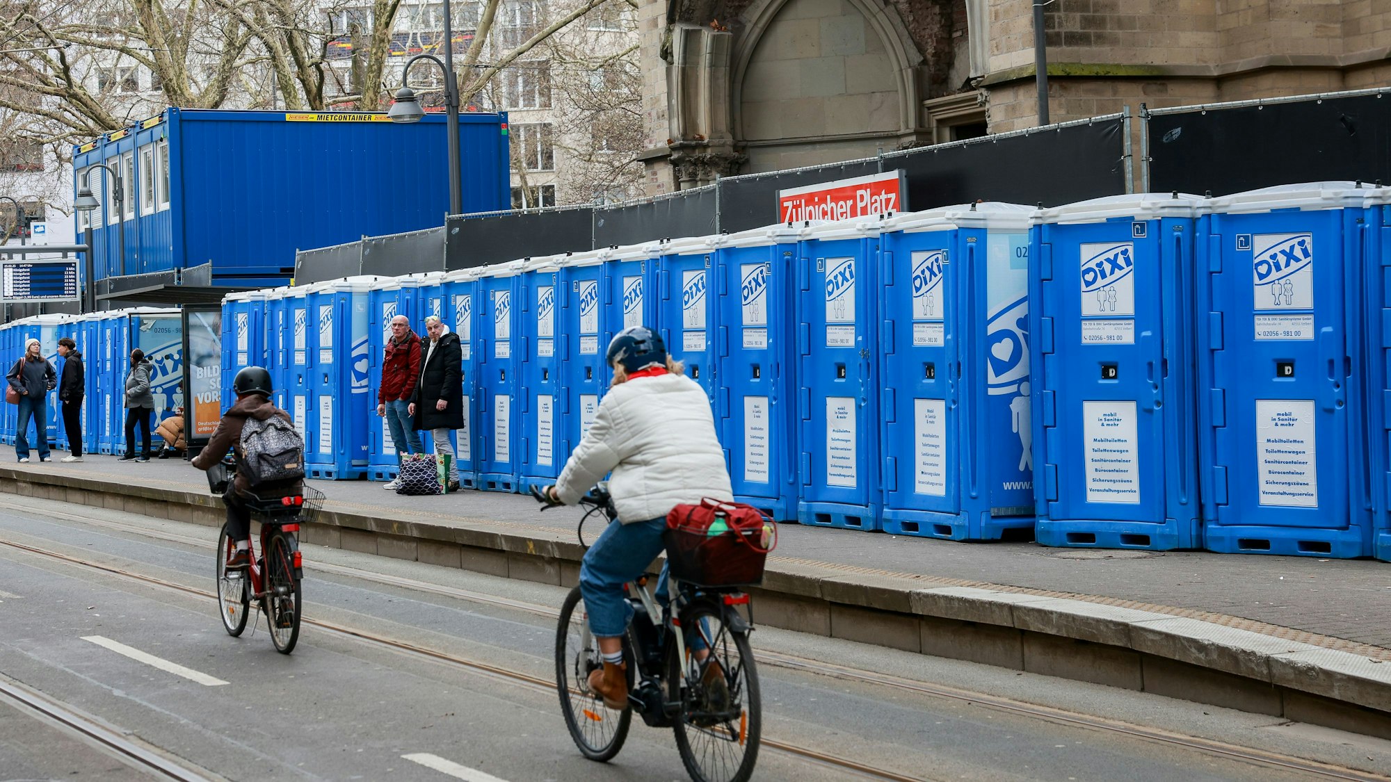 Vor der Herz Jesu Kirche stehen Dixi Klos