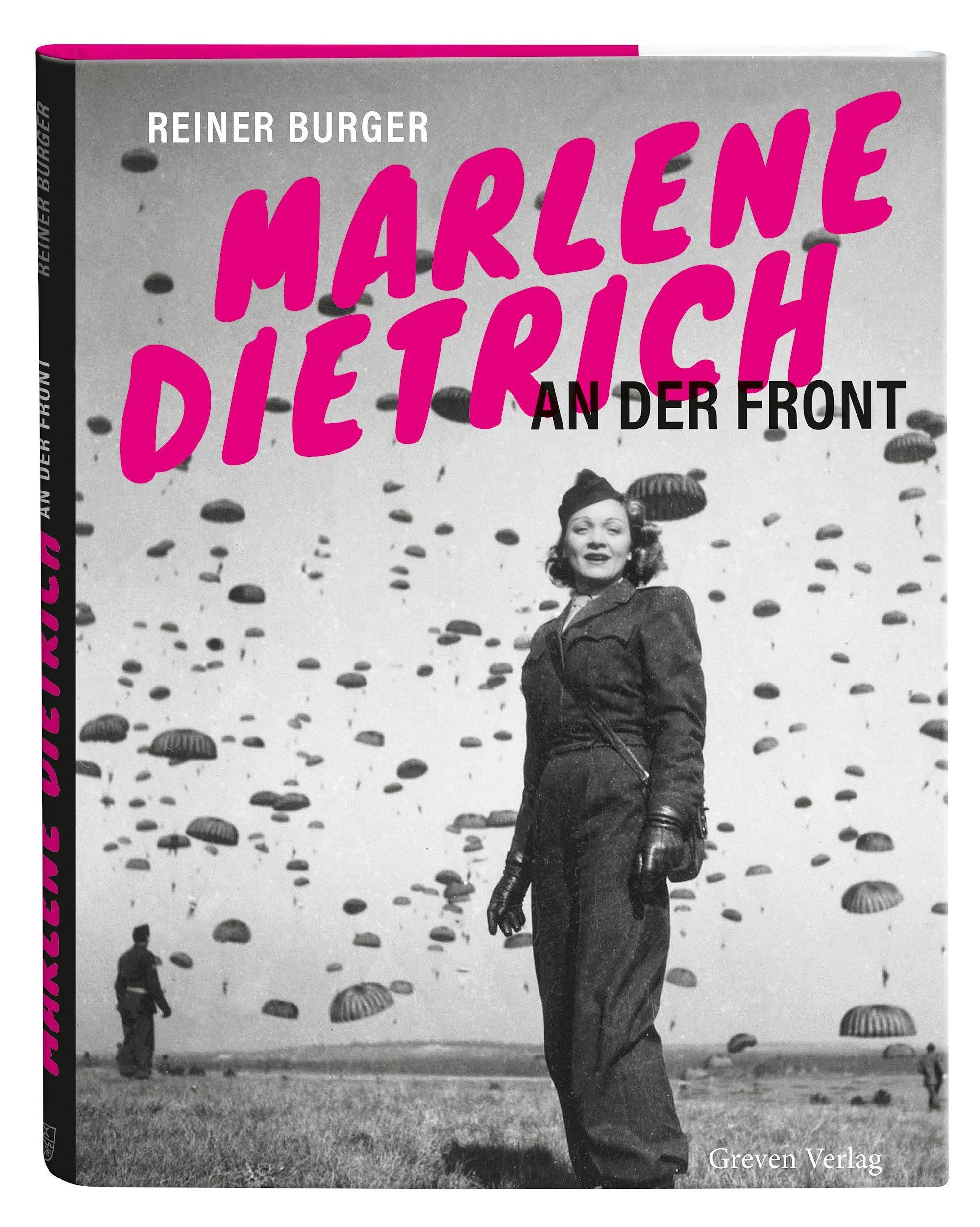 Marlene Dietrich steht auf einem Feld, hinter ihr schweben Hunderte Fallschirmjäger vom Himmel.