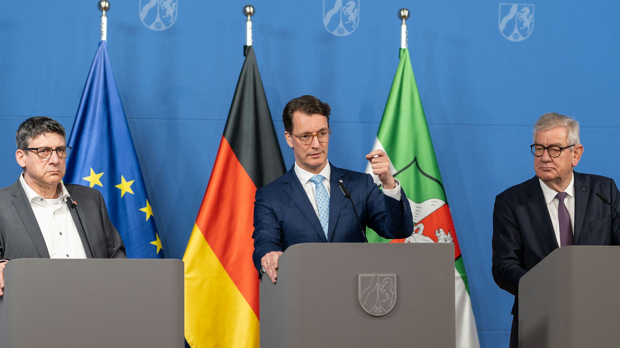 Nach dem Treffen mit Industrievertretern traten Knut Giesler (IG Metall), Ministerpräsident Hendrik Wüst und Arndt Kirchhoff (Unternehmer NRW) vor die Presse.