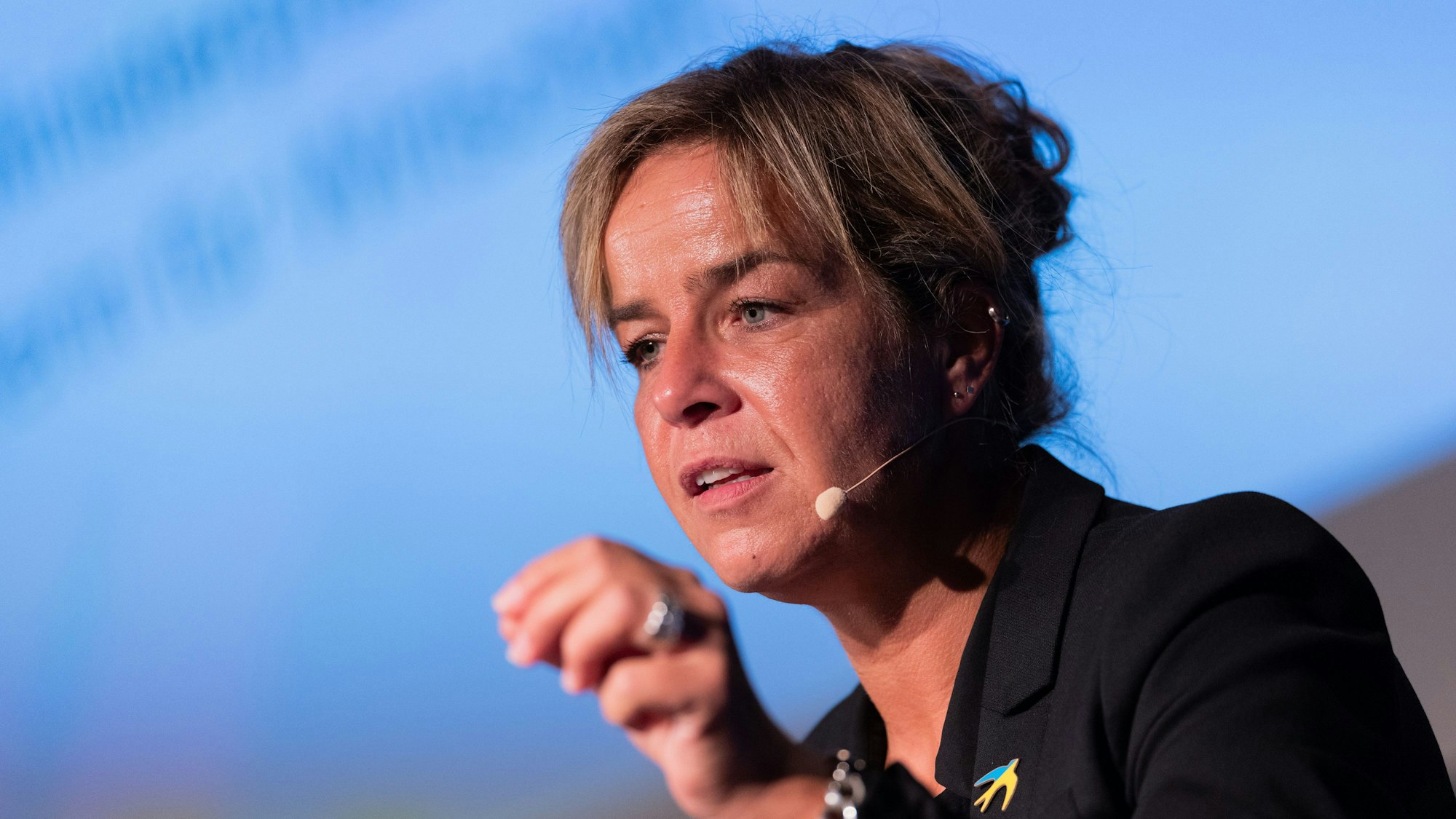 Mona Neubaur (Die Grünen) ist die Ministerin für Wirtschaft, Industrie, Klimaschutz und Energie von Nordrhein-Westfalen sowie stellvertretende Ministerpräsidentin.