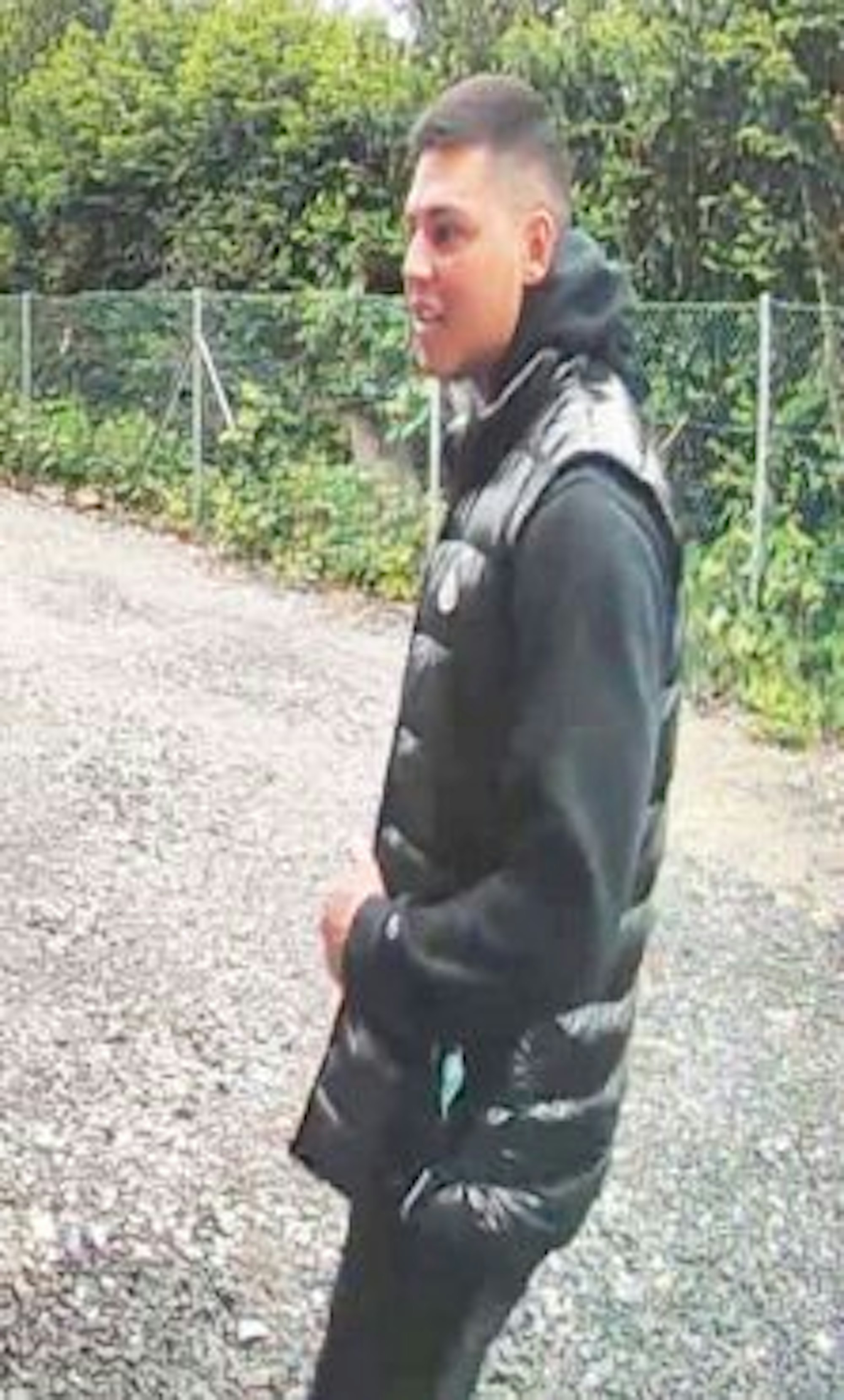 Foto von einem der beiden Männer, die im Mai 2024 ein Seniorenpaar in Köln-Westhoven überfallen haben sollen.