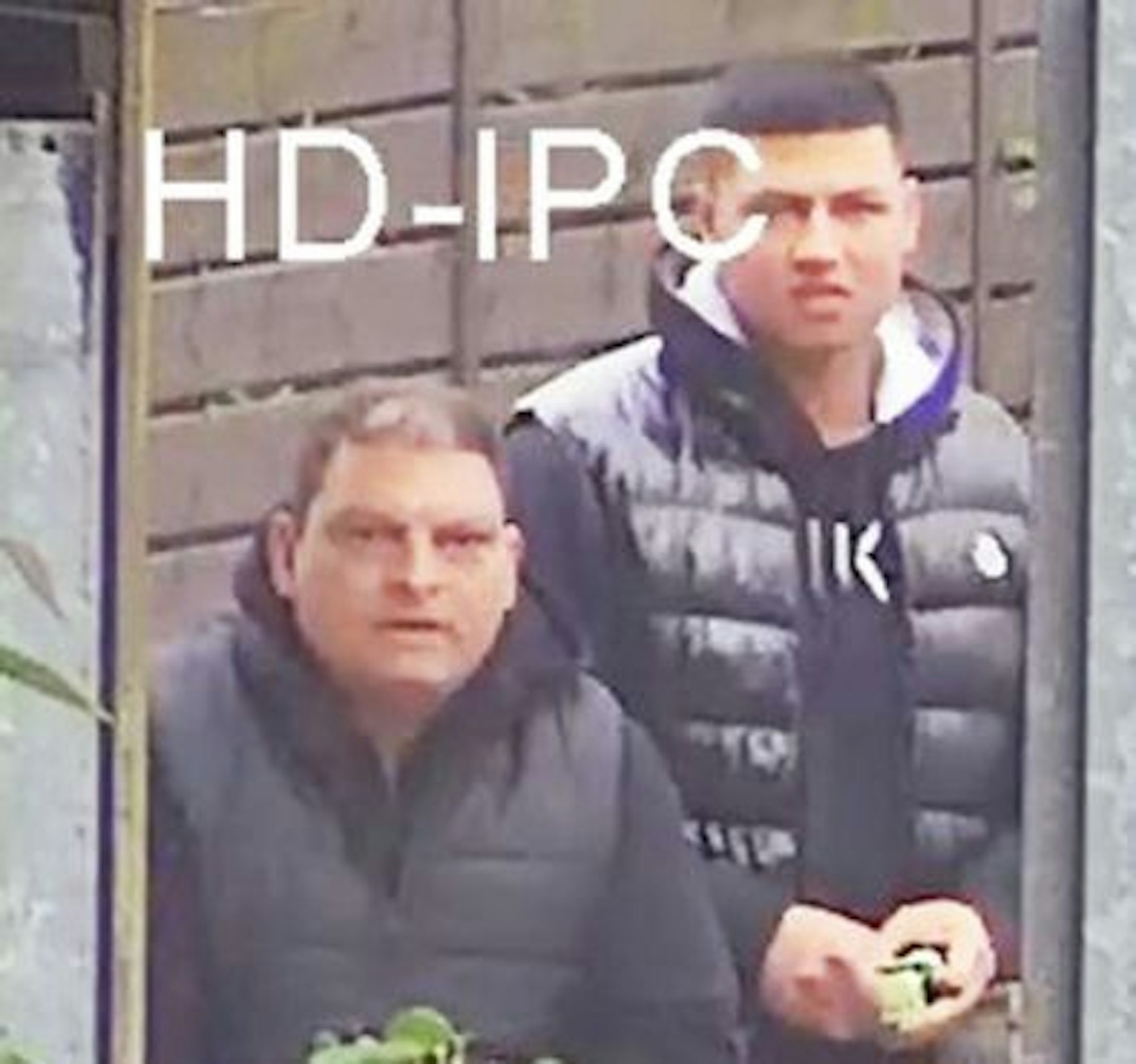 Foto der beiden Männer, die im Mai 2024 ein Seniorenpaar in Köln-Westhoven überfallen haben sollen.