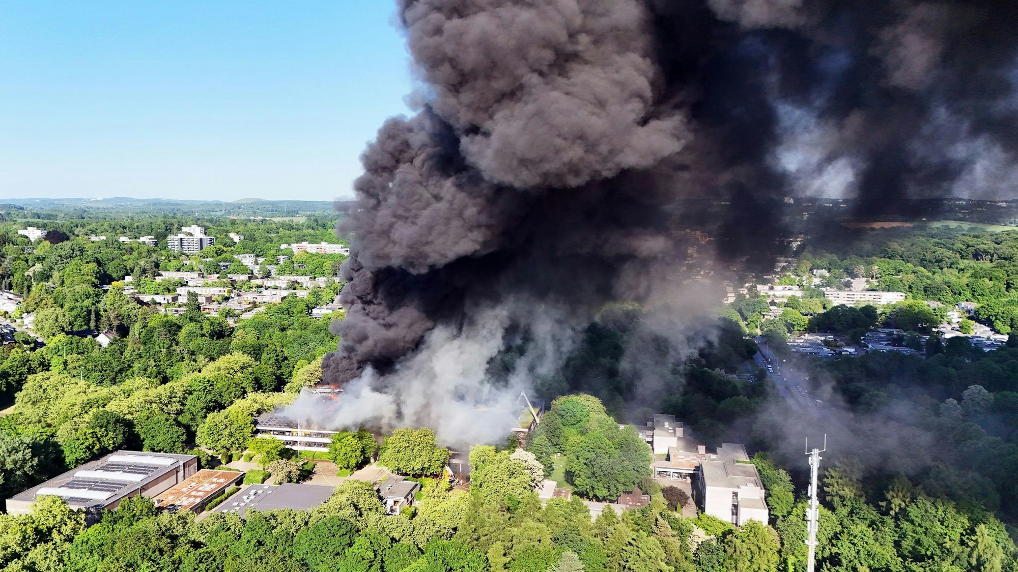 Nach dem Ausbruch eines großen Feuers in einem Schulzentrum in Erkrath bei Düsseldorf kämpfen Einsatzkräfte weiterhin gegen den Brand.