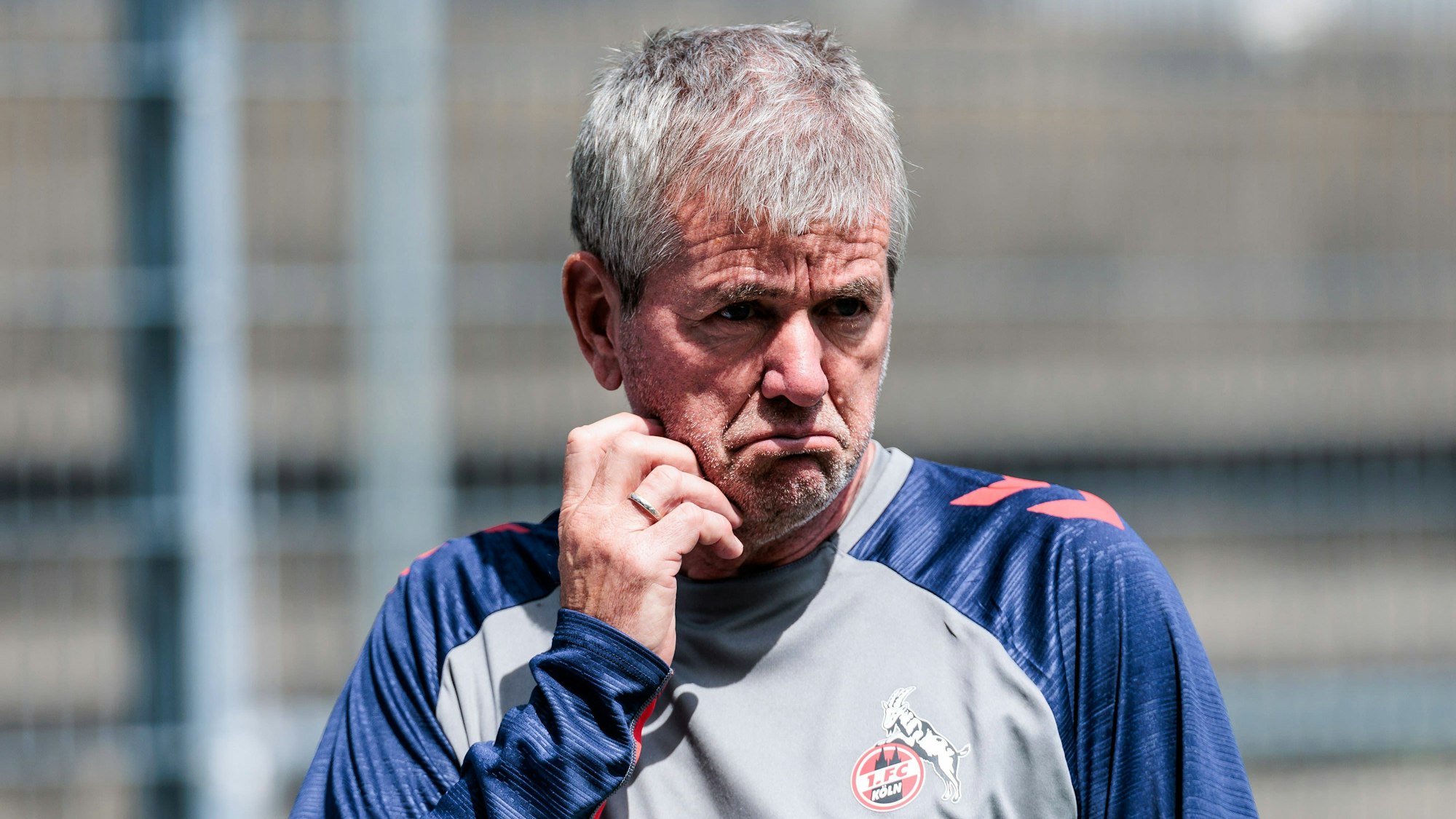 Friedhelm Funkel, Cheftrainer des 1. FC Köln, gibt sich während einer Trainingseinheit am Geißbockheim nachdenklich. Für das Spiel gegen Kaiserslautern will der 71-Jährige die richtige Elf auf den Platz bringen, um den Wiederaufstieg in die Bundesliga perfekt zu machen.