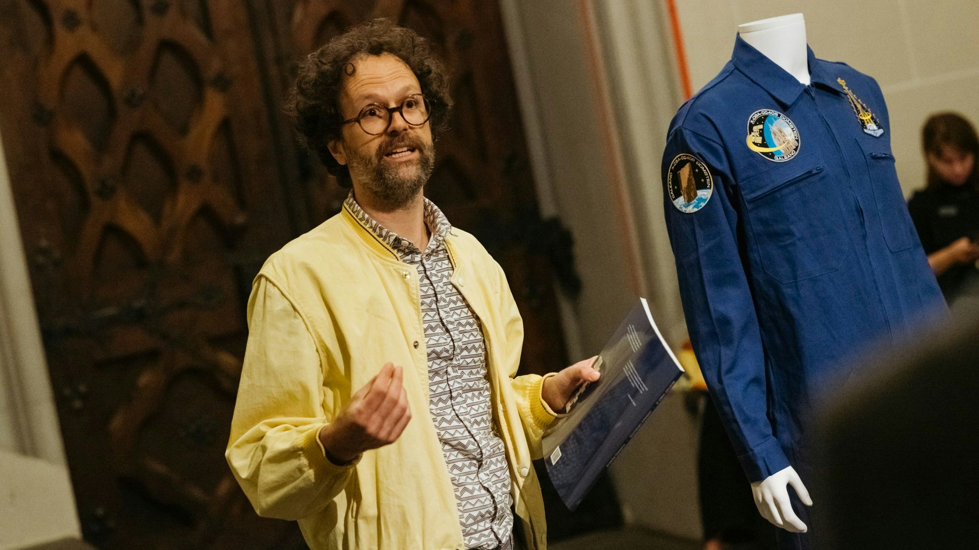 Künstler Andrés Galeano mit dem Raumanzug der Domstein-Mission