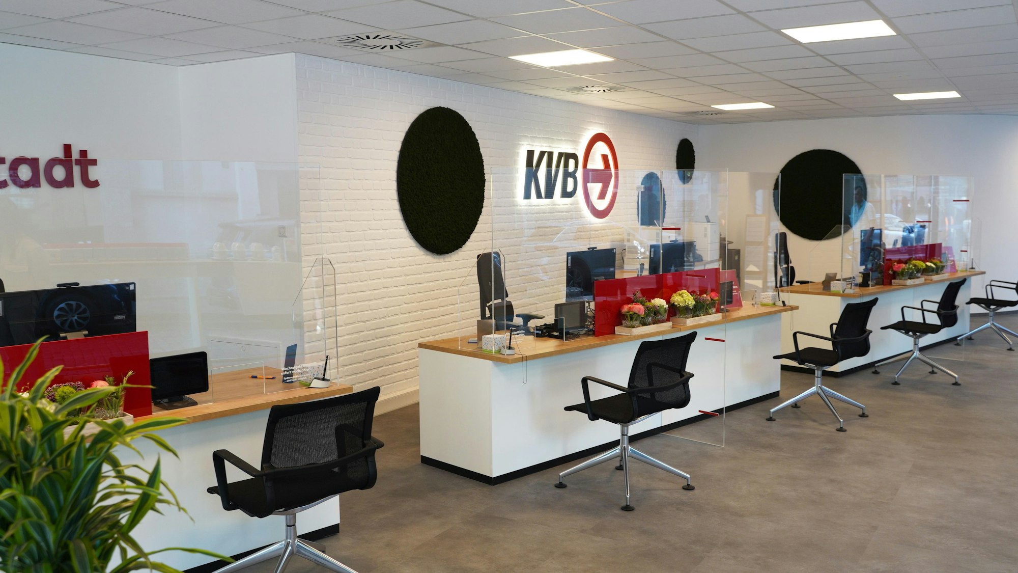 Zu sehen sind Kundenschalter im neuen KVB-Kundencenter Neumarkt.
