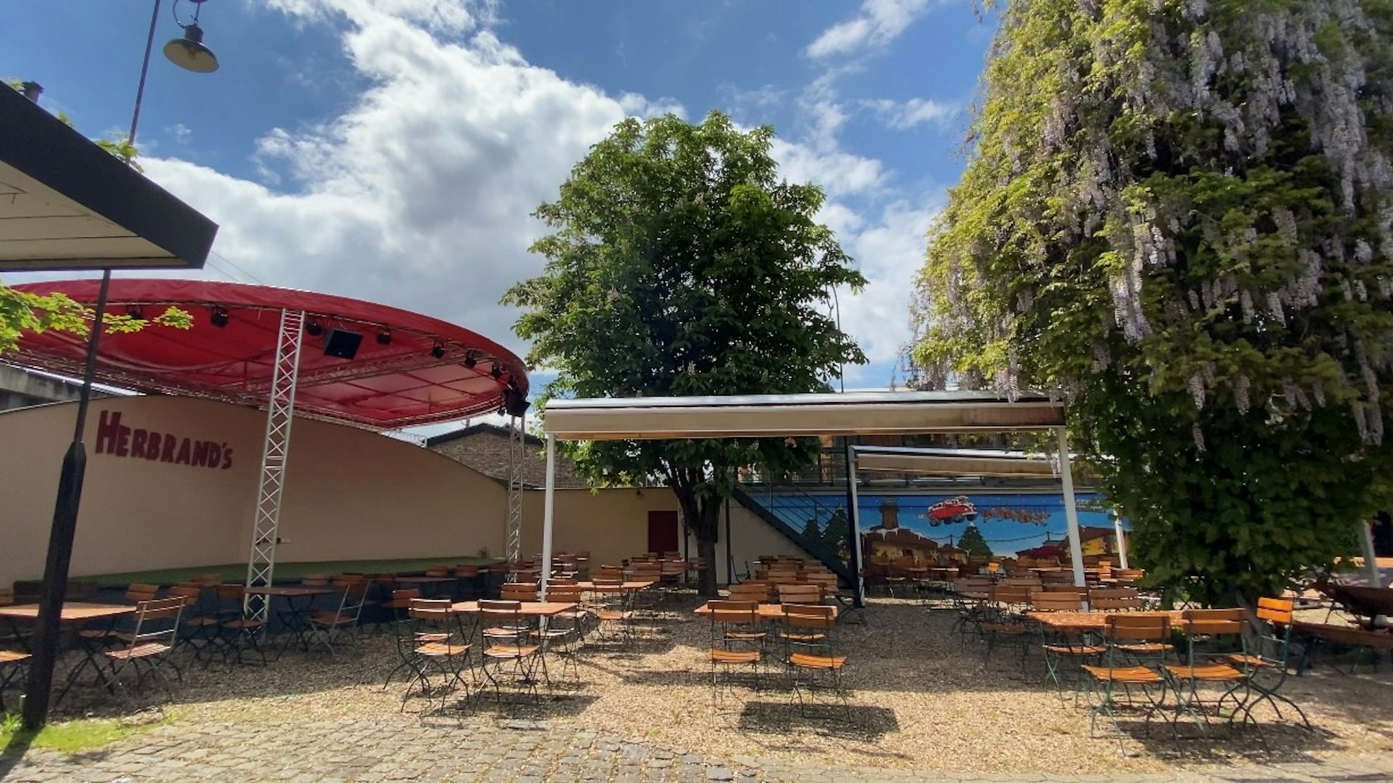 Der Biergarten mit Bühne im Herbrand's in Köln Ehrenfeld
